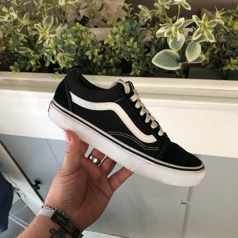 Women’s Vans Old Skool Low Top Sneaker - Black/White size 6